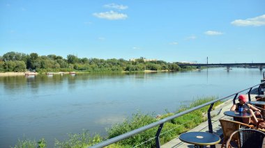 Varşova, Polonya. 22 Ağustos 2019. Varşova Vistula Nehri'nin batı tarafında Vistulan Bulvarları. Vistula nehri kıyısında gezinti