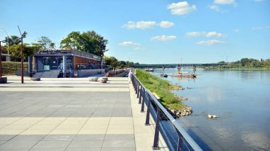 Varşova, Polonya. 22 Ağustos 2019. Varşova Vistula Nehri'nin batı tarafında Vistulan Bulvarları. Vistula nehri kıyısında gezinti