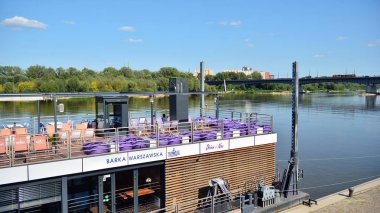 Varşova, Polonya. 22 Ağustos 2019. Varşova Vistula Nehri'nin batı tarafında Vistulan Bulvarları. Vistula nehri kıyısında gezinti