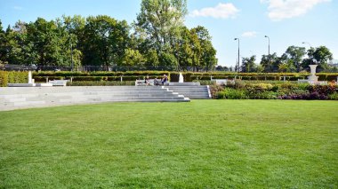 Varşova, Polonya. 22 Ağustos 2019. Castle Gardens - Vistula tarafında Varşova Kraliyet Kalesi bitişik bir bahçe. Bugün, kale bahçeleri mükemmel bir dinlenme yeridir.