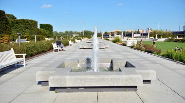 Varşova, Polonya. 22 Ağustos 2019. Castle Gardens - Vistula tarafında Varşova Kraliyet Kalesi bitişik bir bahçe. Bugün, kale bahçeleri mükemmel bir dinlenme yeridir.