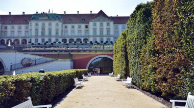 Varşova, Polonya. 22 Ağustos 2019. Castle Gardens - Vistula tarafında Varşova Kraliyet Kalesi bitişik bir bahçe. Bugün, kale bahçeleri mükemmel bir dinlenme yeridir.