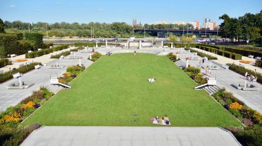 Varşova, Polonya. 22 Ağustos 2019. Castle Gardens - Vistula tarafında Varşova Kraliyet Kalesi bitişik bir bahçe. Bugün, kale bahçeleri mükemmel bir dinlenme yeridir.
