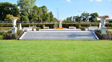 Varşova, Polonya. 22 Ağustos 2019. Castle Gardens - Vistula tarafında Varşova Kraliyet Kalesi bitişik bir bahçe. Bugün, kale bahçeleri mükemmel bir dinlenme yeridir.