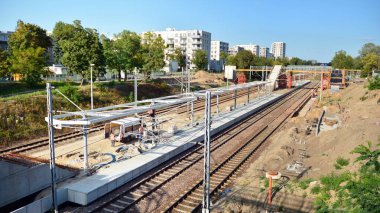 Varşova, Polonya. 22 Ağustos 2019. Modern bir demiryolu Warszawa Powazkowska İnşaatı.