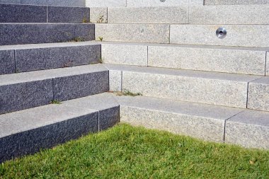 Parkta granit merdiven detayları na yakın