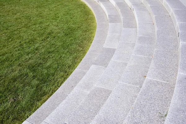 Parkta granit merdiven detayları na yakın