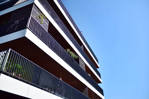 Mavi gökyüzü olan güneşli bir günde modern apartman binaları. Modern bir apartmanın cephesi