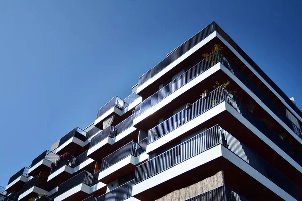 Mavi gökyüzü olan güneşli bir günde modern apartman binaları. Modern bir apartmanın cephesi