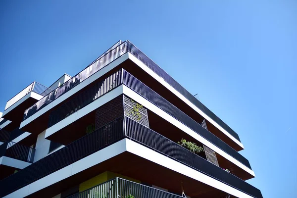 Mavi gökyüzü olan güneşli bir günde modern apartman binaları. Modern bir apartmanın cephesi