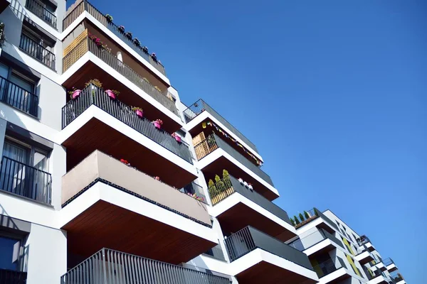 Mavi gökyüzü olan güneşli bir günde modern apartman binaları. Modern bir apartmanın cephesi