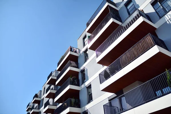 Mavi gökyüzü olan güneşli bir günde modern apartman binaları. Modern bir apartmanın cephesi