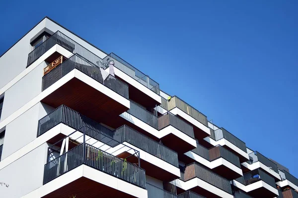 Mavi gökyüzü olan güneşli bir günde modern apartman binaları. Modern bir apartmanın cephesi