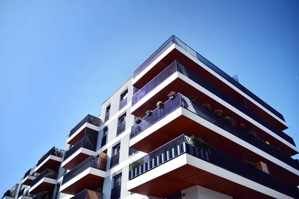 Mavi gökyüzü olan güneşli bir günde modern apartman binaları. Modern bir apartmanın cephesi
