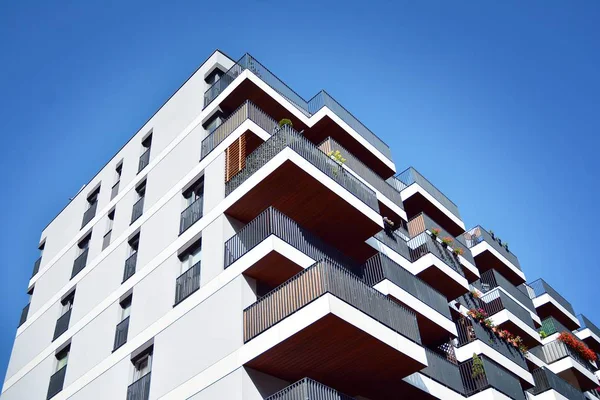 Mavi gökyüzü olan güneşli bir günde modern apartman binaları. Modern bir apartmanın cephesi