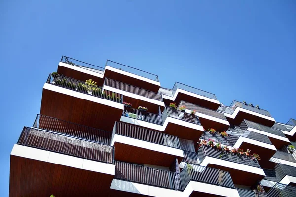 Mavi gökyüzü olan güneşli bir günde modern apartman binaları. Modern bir apartmanın cephesi