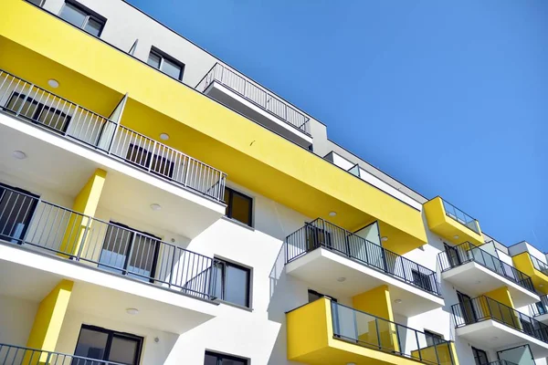 Mavi gökyüzü olan güneşli bir günde modern apartman binaları. Modern bir apartmanın cephesi