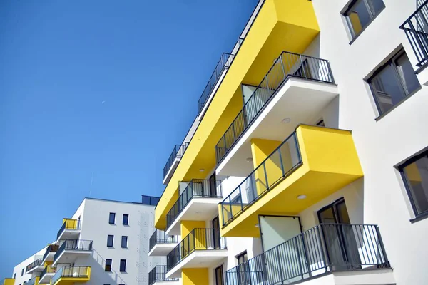 Mavi gökyüzü olan güneşli bir günde modern apartman binaları. Modern bir apartmanın cephesi