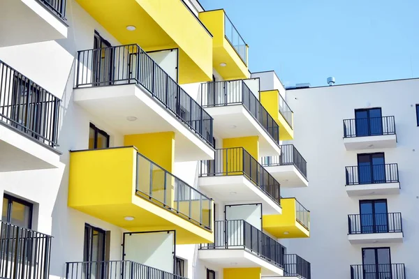 Mavi gökyüzü olan güneşli bir günde modern apartman binaları. Modern bir apartmanın cephesi