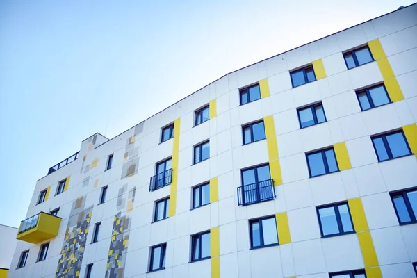 Edifícios Apartamentos Modernos Dia Ensolarado Com Céu Azul Fachada Moderno — Fotografia de Stock