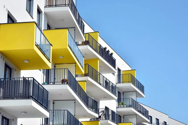 Mavi gökyüzü olan güneşli bir günde modern apartman binaları. Modern bir apartmanın cephesi