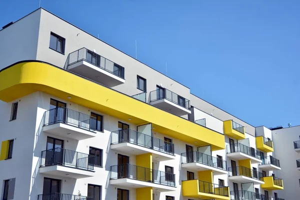 Mavi gökyüzü olan güneşli bir günde modern apartman binaları. Modern bir apartmanın cephesi