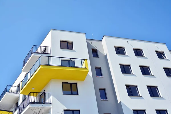 Edifícios Apartamentos Modernos Dia Ensolarado Com Céu Azul Fachada Moderno — Fotografia de Stock