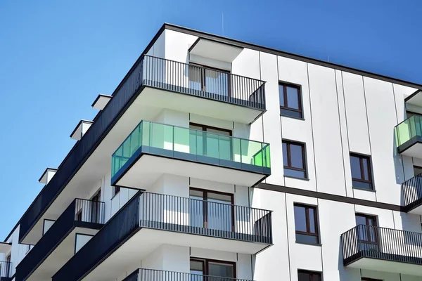 Mavi gökyüzü olan güneşli bir günde modern apartman binaları. Modern bir apartmanın cephesi