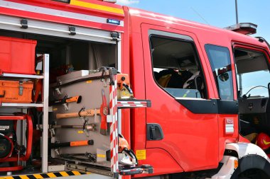 Varşova, Polonya. 24 Ağustos 2019. İtfaiye ekipmanları. İtfaiyeciler tarafından kullanılmak üzere bir kamyonda yangın hortumları ve diğer ekipmanlar