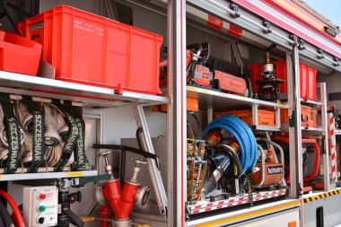 Varşova, Polonya. 24 Ağustos 2019. İtfaiye ekipmanları. İtfaiyeciler tarafından kullanılmak üzere bir kamyonda yangın hortumları ve diğer ekipmanlar