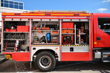 Varşova, Polonya. 24 Ağustos 2019. İtfaiye ekipmanları. İtfaiyeciler tarafından kullanılmak üzere bir kamyonda yangın hortumları ve diğer ekipmanlar