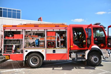 Varşova, Polonya. 24 Ağustos 2019. İtfaiye ekipmanları. İtfaiyeciler tarafından kullanılmak üzere bir kamyonda yangın hortumları ve diğer ekipmanlar