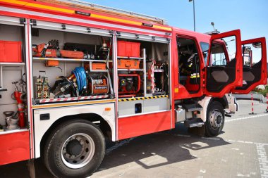 Varşova, Polonya. 24 Ağustos 2019. İtfaiye ekipmanları. İtfaiyeciler tarafından kullanılmak üzere bir kamyonda yangın hortumları ve diğer ekipmanlar