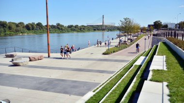 Varşova, Polonya. 24 Ağustos 2019. Varşova Vistula Nehri'nin batı tarafında Vistulan Bulvarları. Vistula nehri kıyısında gezinti