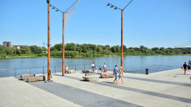 Varşova, Polonya. 24 Ağustos 2019. Varşova Vistula Nehri'nin batı tarafında Vistulan Bulvarları. Vistula nehri kıyısında gezinti