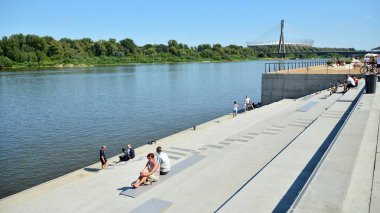 Varşova, Polonya. 24 Ağustos 2019. Varşova Vistula Nehri'nin batı tarafında Vistulan Bulvarları. Vistula nehri kıyısında gezinti