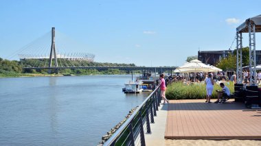 Varşova, Polonya. 24 Ağustos 2019. Varşova Vistula Nehri'nin batı tarafında Vistulan Bulvarları. Vistula nehri kıyısında gezinti