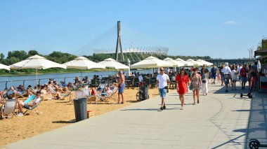 Varşova, Polonya. 24 Ağustos 2019. Varşova Vistula Nehri'nin batı tarafında Vistulan Bulvarları. Vistula nehri kıyısında gezinti