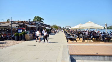 Varşova, Polonya. 24 Ağustos 2019. Varşova Vistula Nehri'nin batı tarafında Vistulan Bulvarları. Vistula nehri kıyısında gezinti