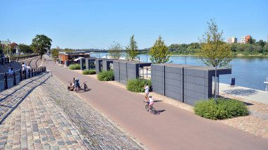 Varşova, Polonya. 24 Ağustos 2019. Varşova Vistula Nehri'nin batı tarafında Vistulan Bulvarları. Vistula nehri kıyısında gezinti