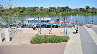 Varşova, Polonya. 24 Ağustos 2019. Varşova Vistula Nehri'nin batı tarafında Vistulan Bulvarları. Vistula nehri kıyısında gezinti