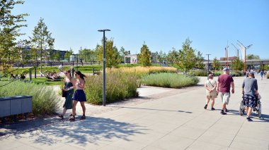 Varşova, Polonya. 24 Ağustos 2019. Varşova Vistula Nehri'nin batı tarafında Vistulan Bulvarları. Vistula nehri kıyısında gezinti