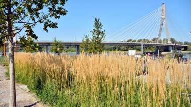 Varşova, Polonya. 24 Ağustos 2019. Varşova Vistula Nehri'nin batı tarafında Vistulan Bulvarları. Vistula nehri kıyısında gezinti