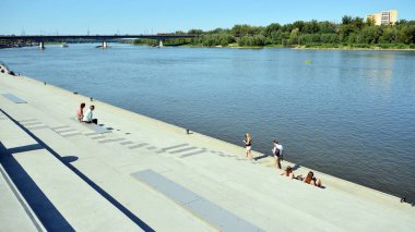 Varşova, Polonya. 24 Ağustos 2019. Varşova Vistula Nehri'nin batı tarafında Vistulan Bulvarları. Vistula nehri kıyısında gezinti