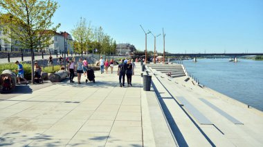 Varşova, Polonya. 24 Ağustos 2019. Varşova Vistula Nehri'nin batı tarafında Vistulan Bulvarları. Vistula nehri kıyısında gezinti