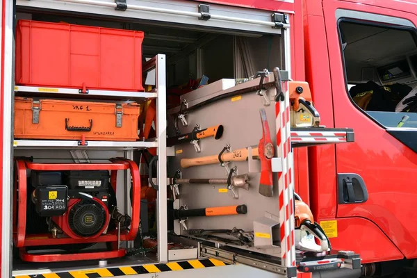 ワルシャワ ポーランド 2019 消防車設備 消防士が使用するトラックの消火ホースおよびその他の機器 — ストック写真