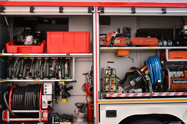 ワルシャワ ポーランド 2019 消防車設備 消防士が使用するトラックの消火ホースおよびその他の機器 — ストック写真