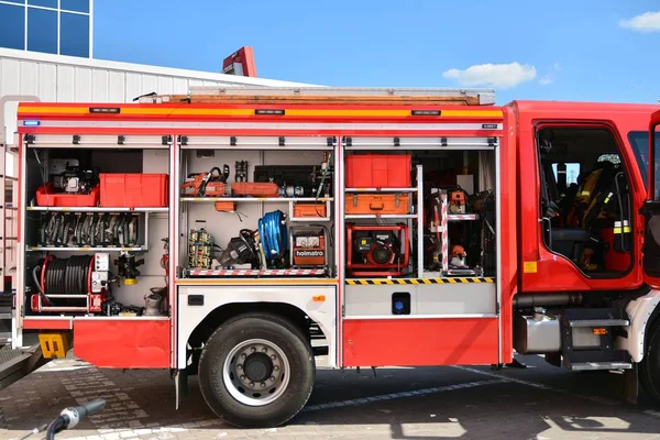 Varşova, Polonya. 24 Ağustos 2019. İtfaiye ekipmanları. İtfaiyeciler tarafından kullanılmak üzere bir kamyonda yangın hortumları ve diğer ekipmanlar
