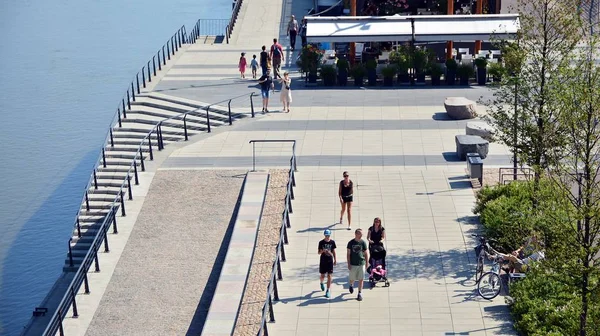 Varşova, Polonya. 24 Ağustos 2019. Varşova Vistula Nehri'nin batı tarafında Vistulan Bulvarları. Vistula nehri kıyısında gezinti