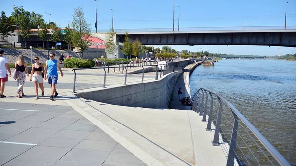 Varşova, Polonya. 24 Ağustos 2019. Varşova Vistula Nehri'nin batı tarafında Vistulan Bulvarları. Vistula nehri kıyısında gezinti